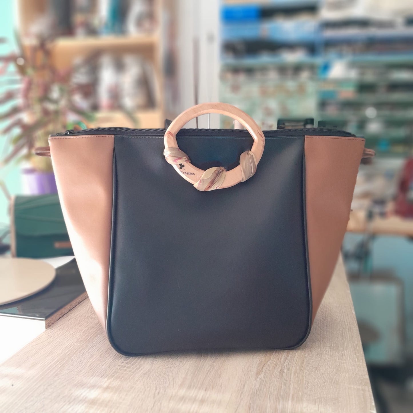Sac cabas alter-cuir de raisin noir et caramel poignées en bois 128
