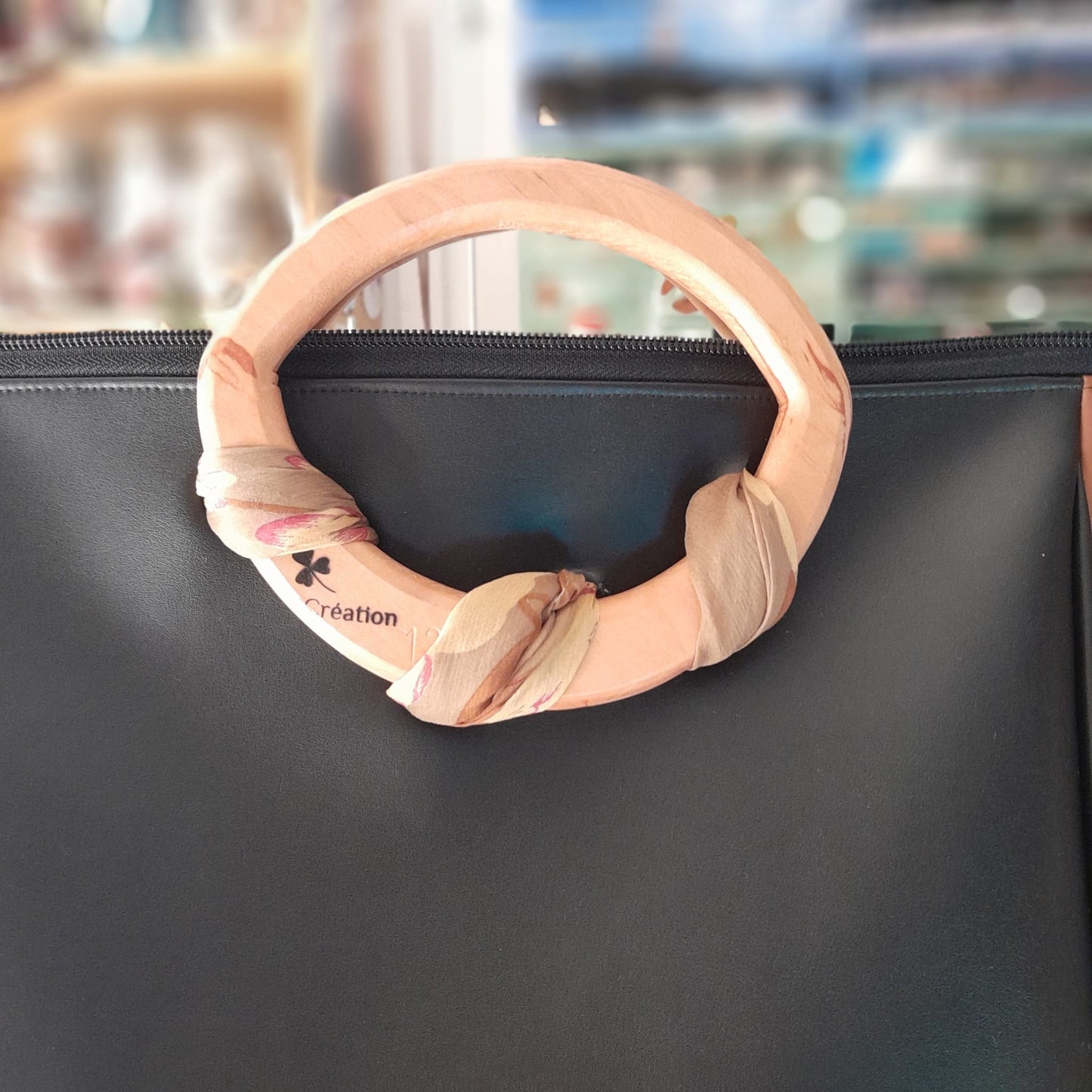 Sac cabas alter-cuir de raisin noir et caramel poignées en bois 128