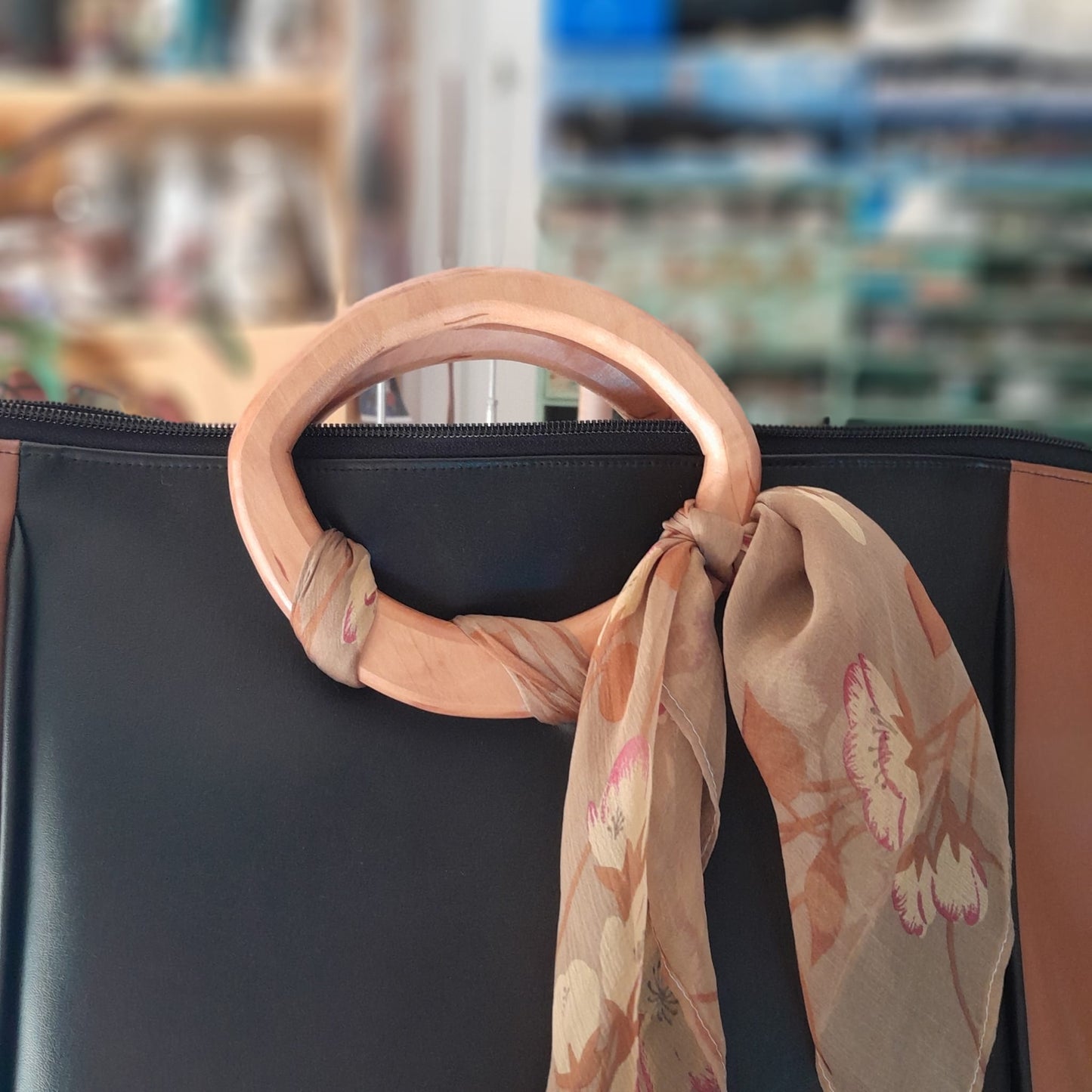 Sac cabas alter-cuir de raisin noir et caramel poignées en bois 128