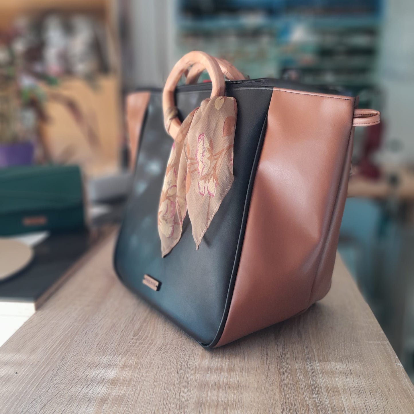 Sac cabas alter-cuir de raisin noir et caramel poignées en bois 128