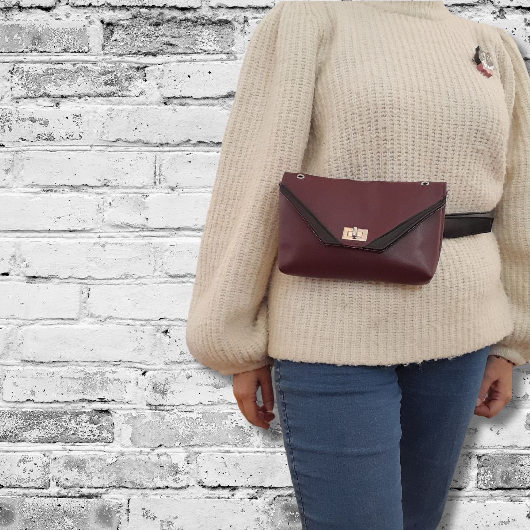 mini sac alter-cuir de raisin bordeaux porté à la ceinture