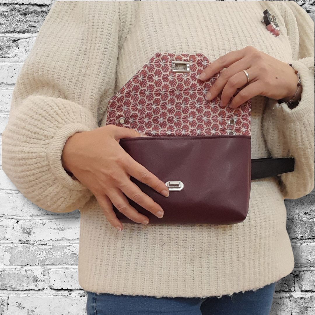mini sac alter-cuir de raisin bordeaux porté à la ceinture ouvert