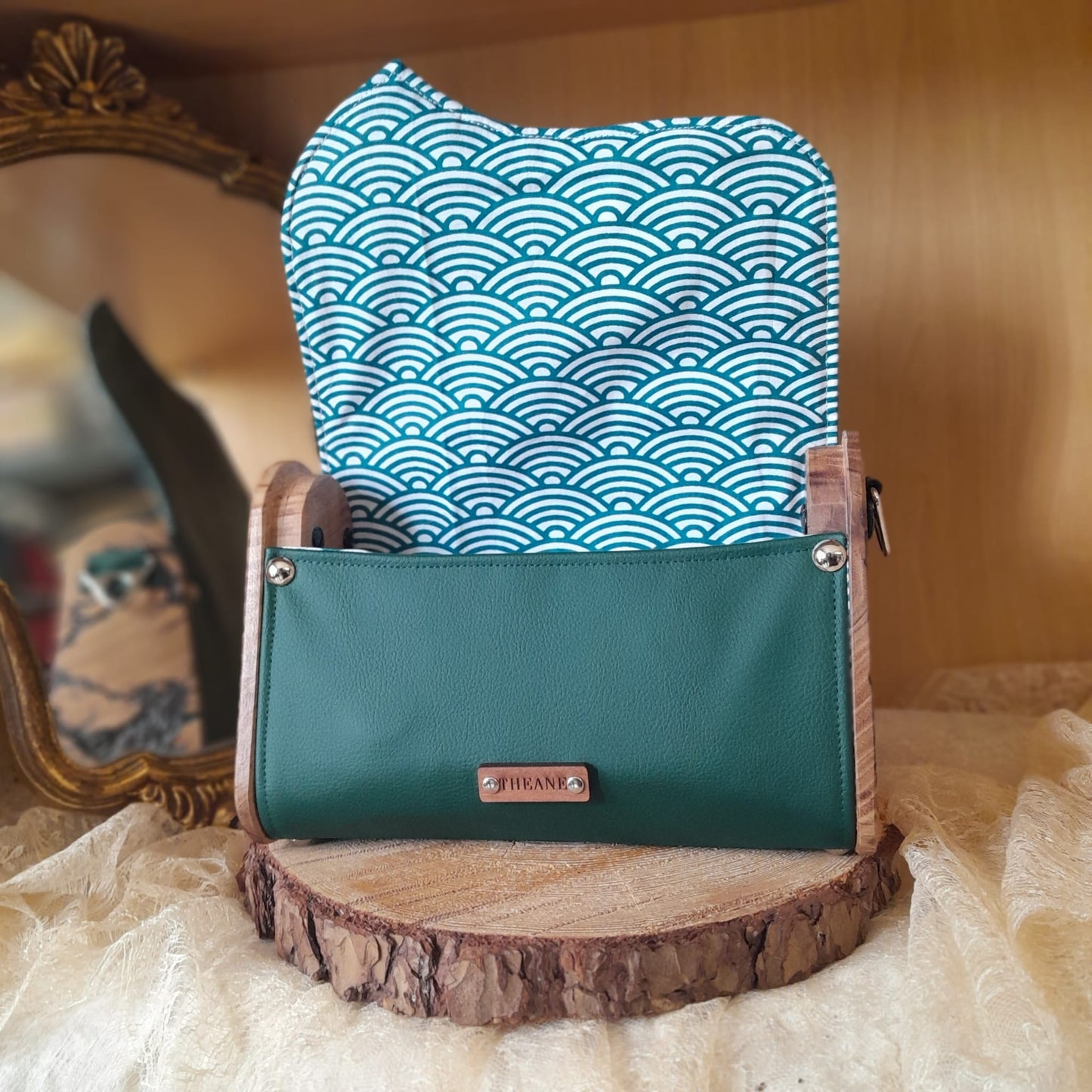 Mini sac artisanal vert émeraude rabat asymétrique bois orme gravure Lichtenberg