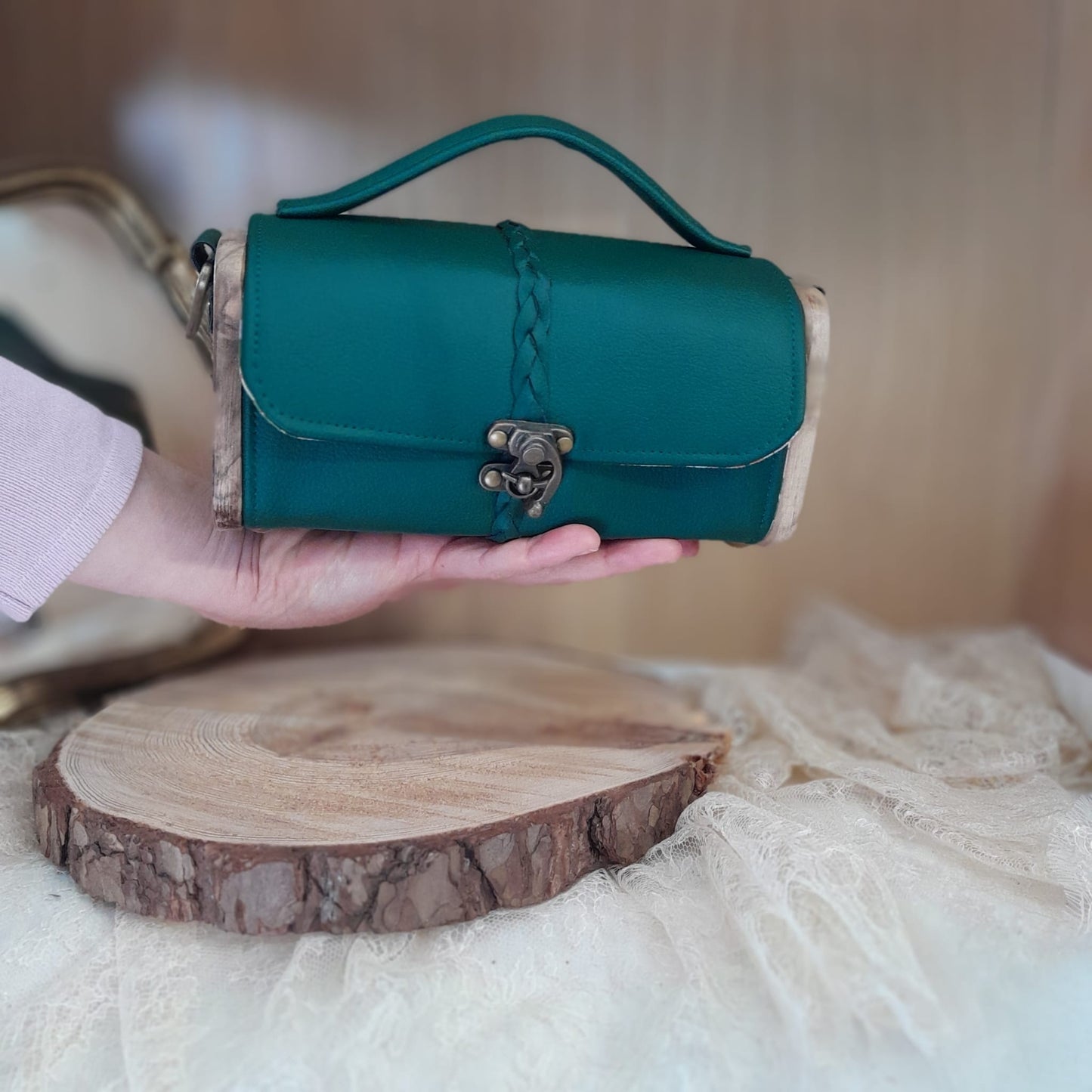 Sac à main Kube raisin vert tressé et bois noyer
