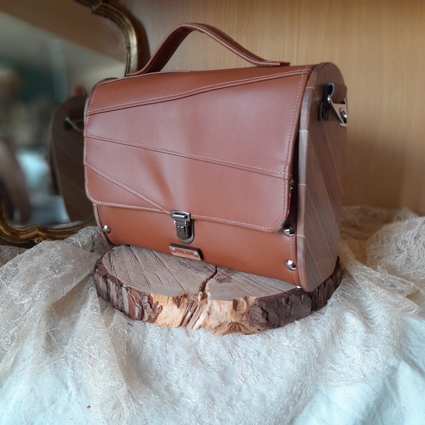 Sac cartable artisanal côtés bois noyer d'Amérique marc de raisin caramel fermeture cartouchière