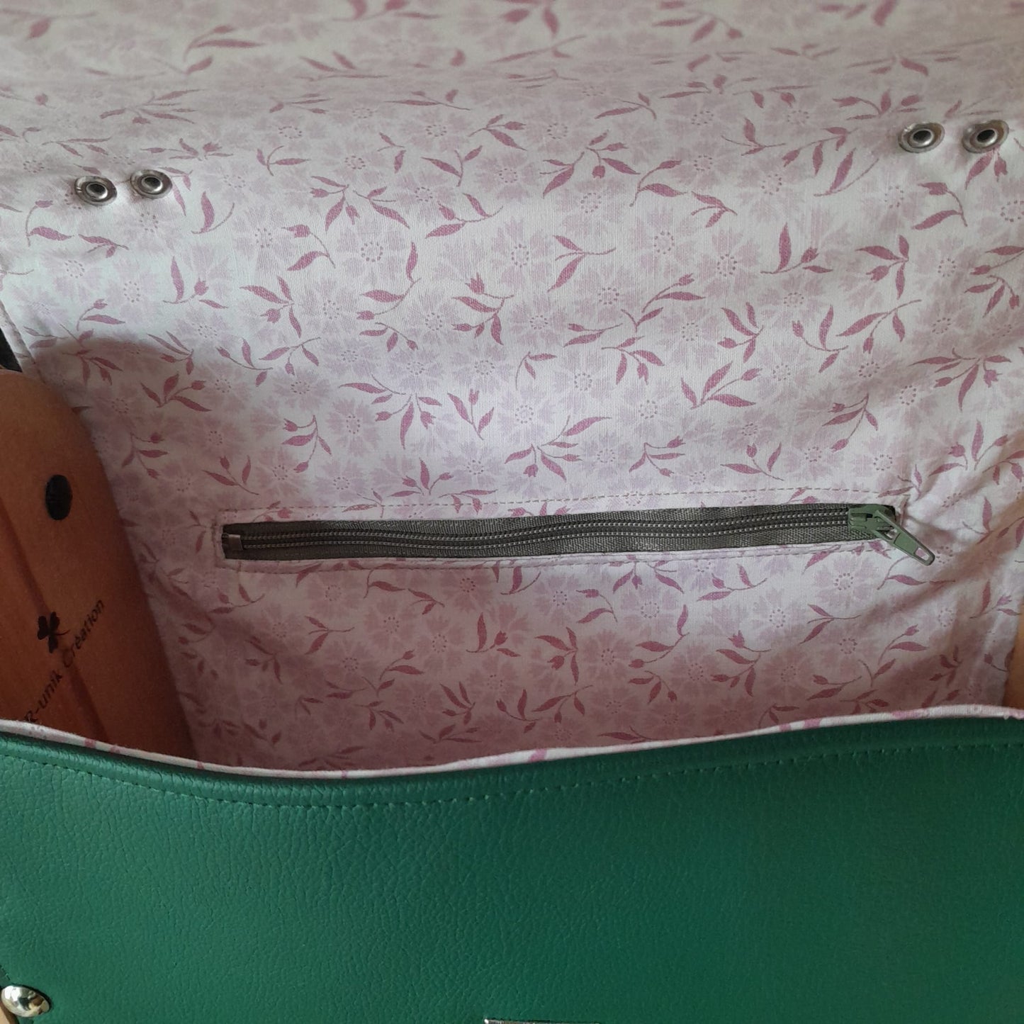 Sac cartable artisanal côtés bois poirier marc de raisin vert fermeture cartouchière poche intérieure