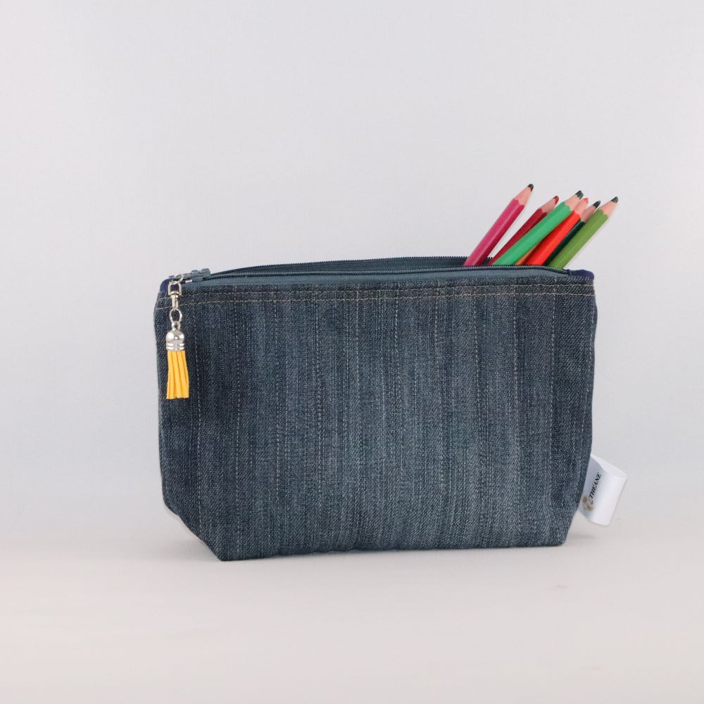trousse triangle en jean matelassé avec crayons