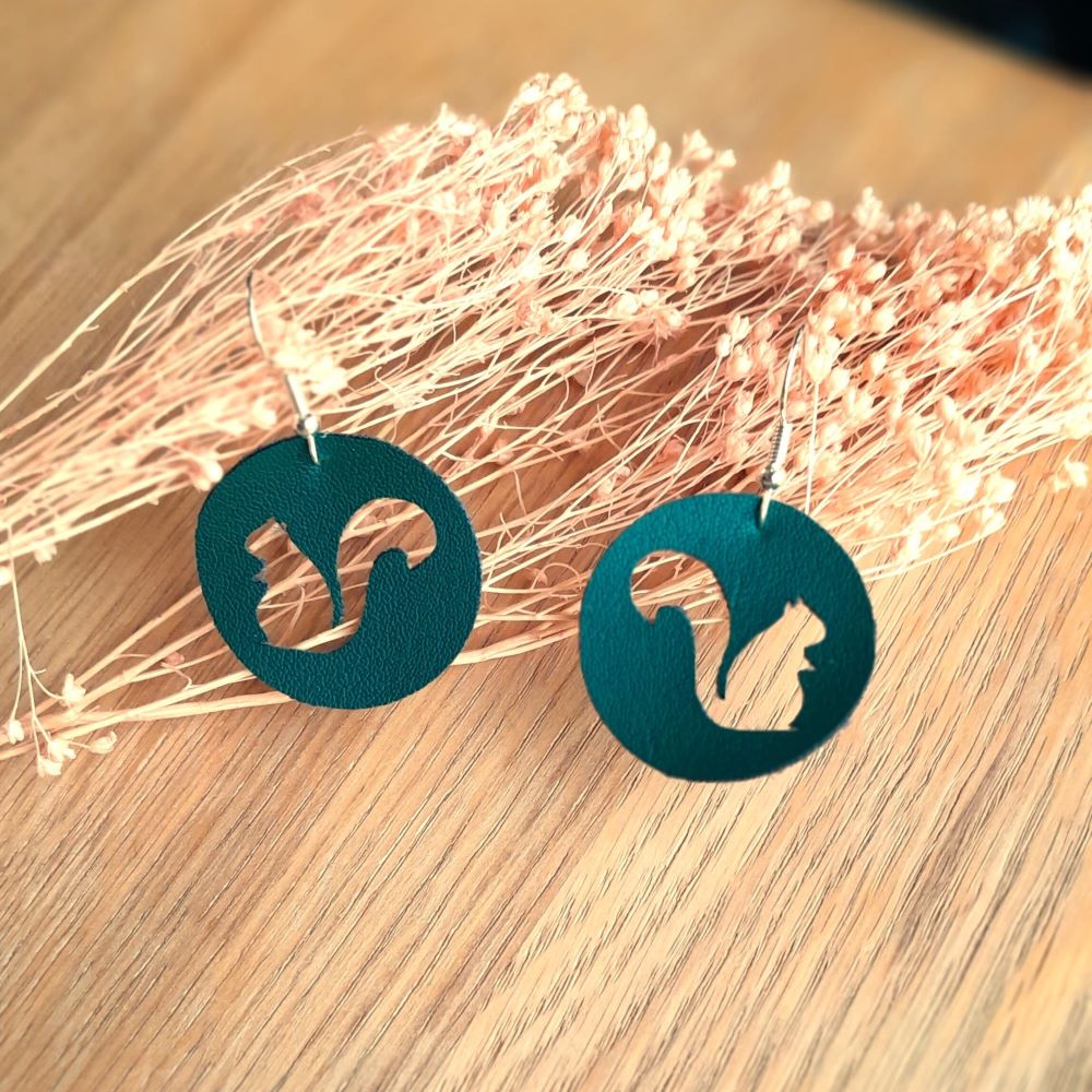 boucles d'oreilles véganes alter-cuir de raisin écureuils vert foncé