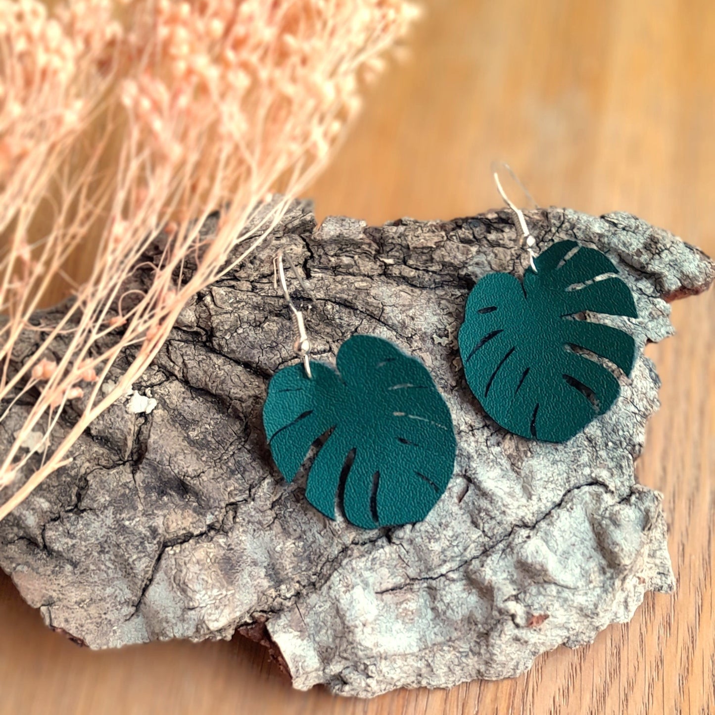boucles d'oreilles vert foncé en forme de feuilles de phylo en alter-cuir de raisin