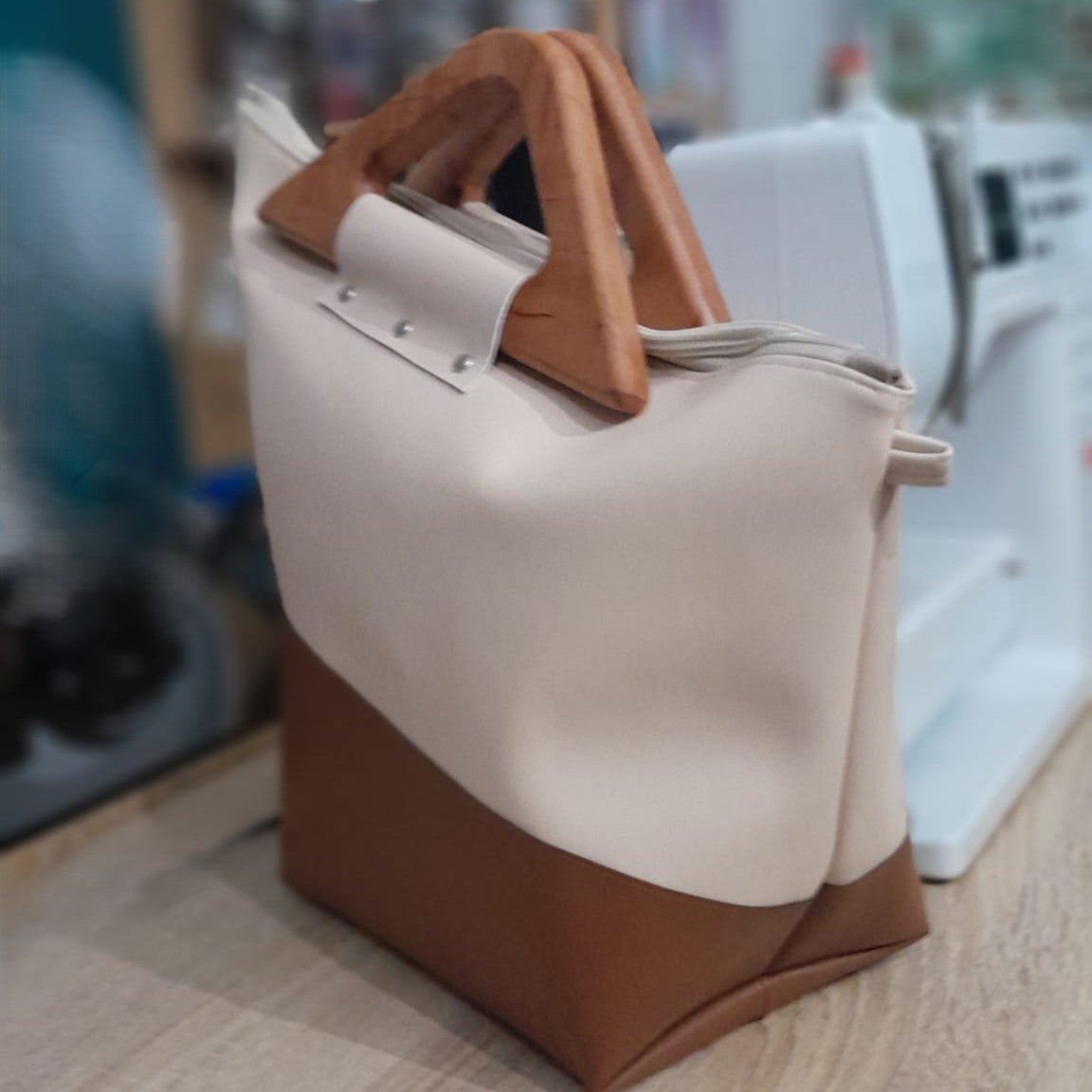 Sac cabas alter-cuir de raisin sable poignées en bois 107