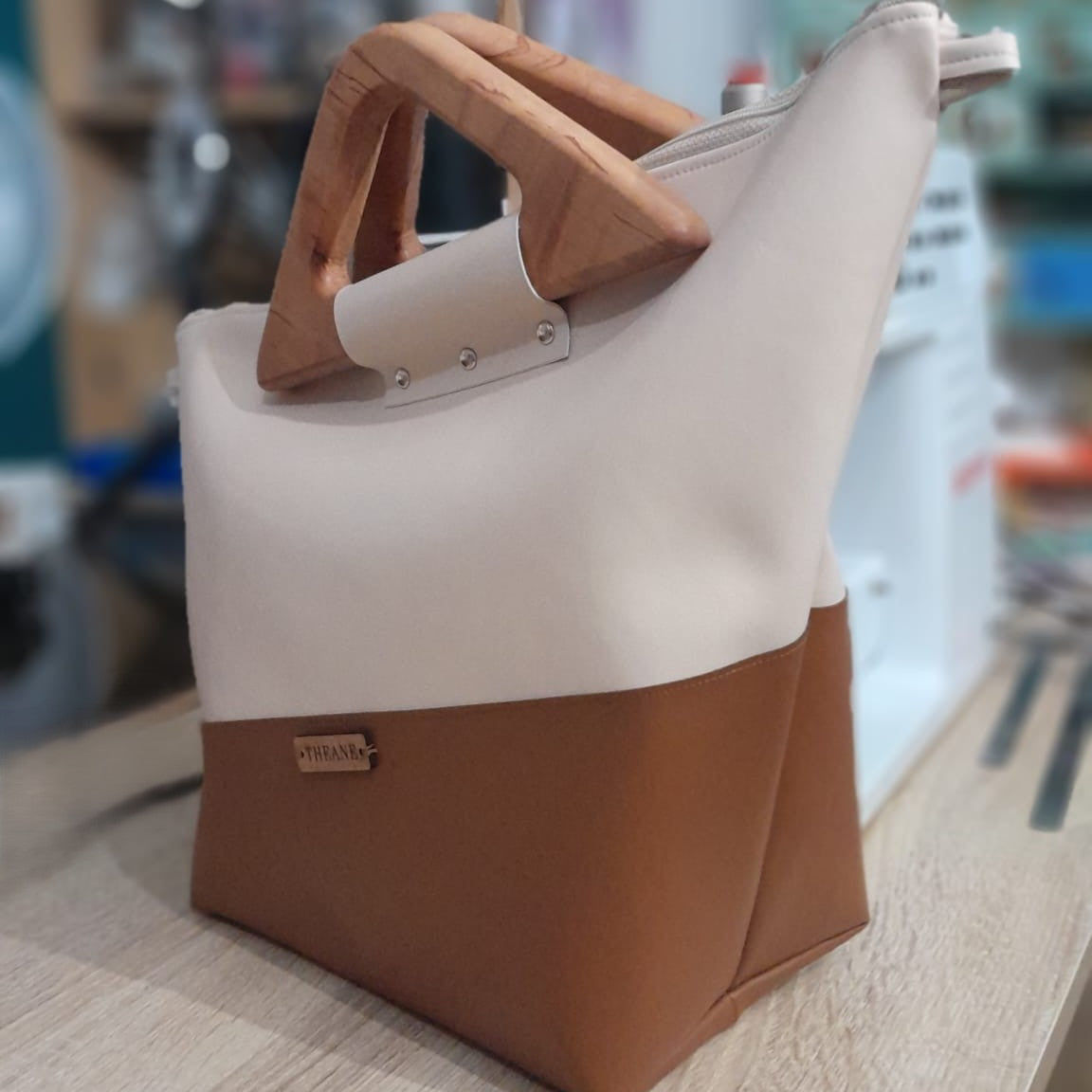 Sac cabas alter-cuir de raisin sable poignées en bois 107
