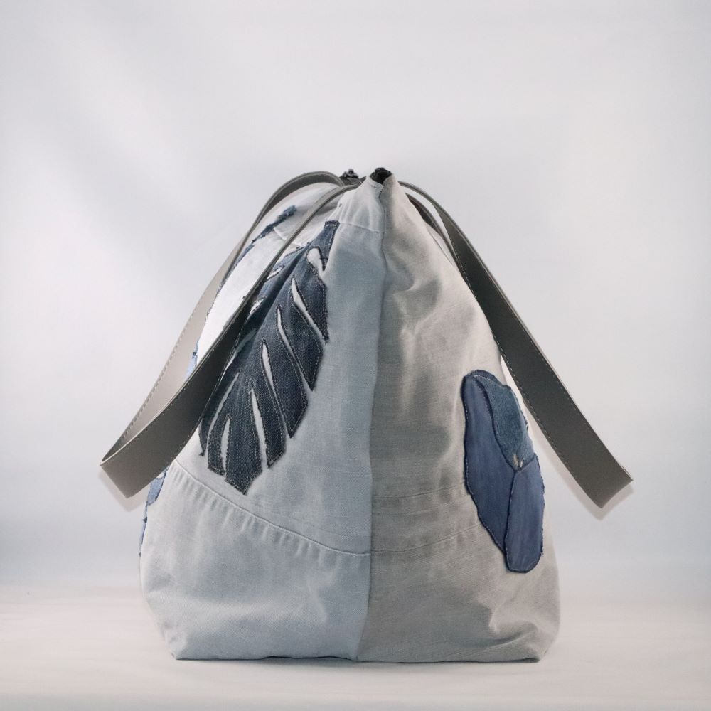 cabas en jean upcyclé avec feuilles appliquées de côté fermé