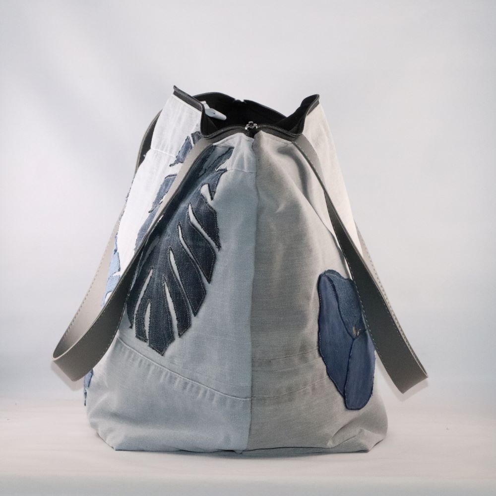 cabas en jean upcyclé avec feuilles appliquées de côté ouvert