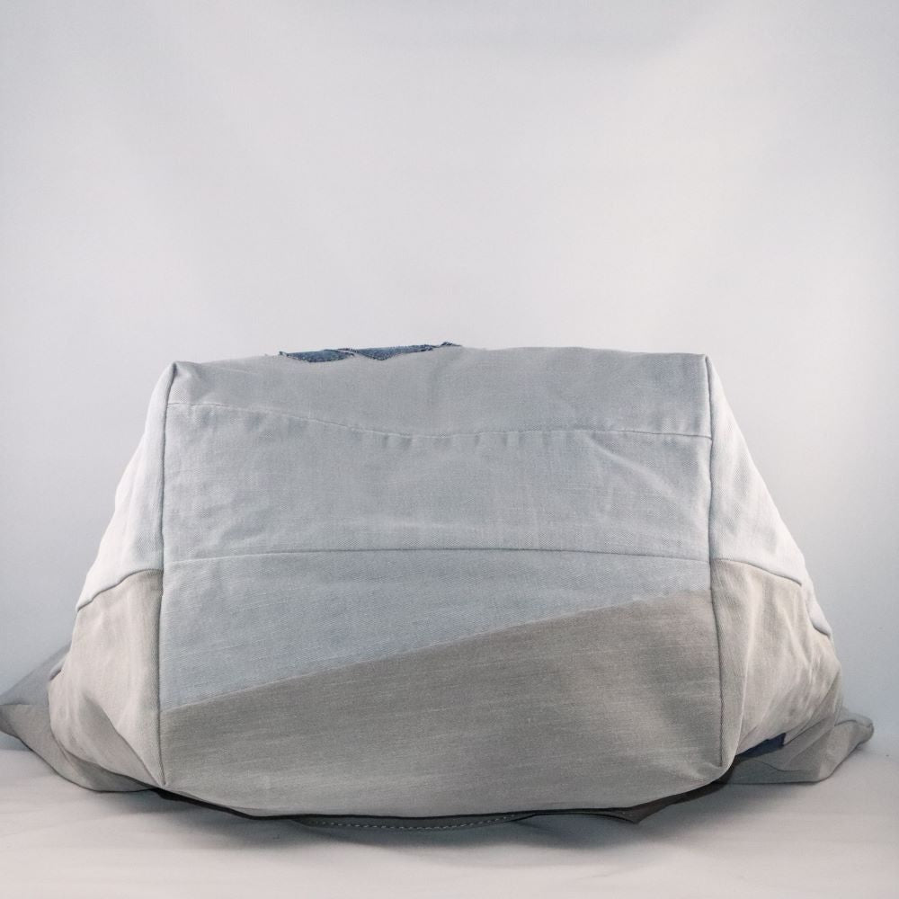 cabas en jean upcyclé avec feuilles appliquées vue dessous
