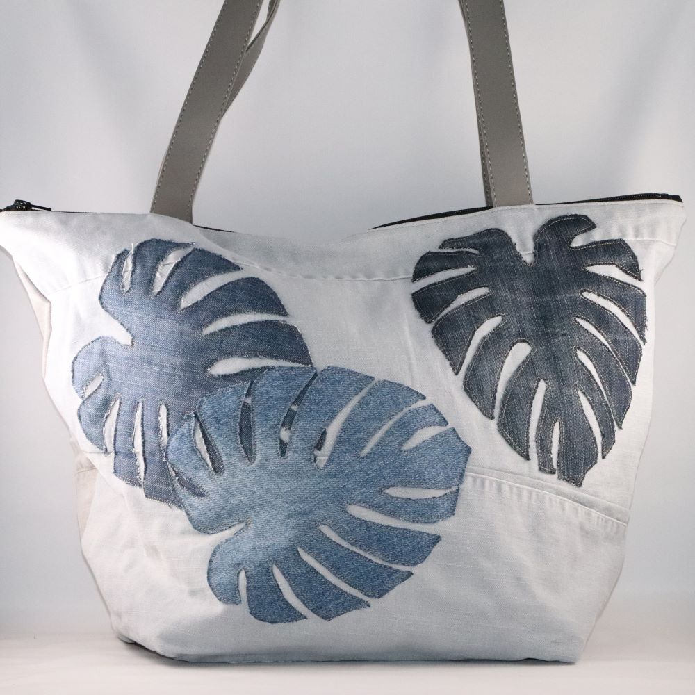cabas en jean upcyclé avec feuilles appliquées vue de face