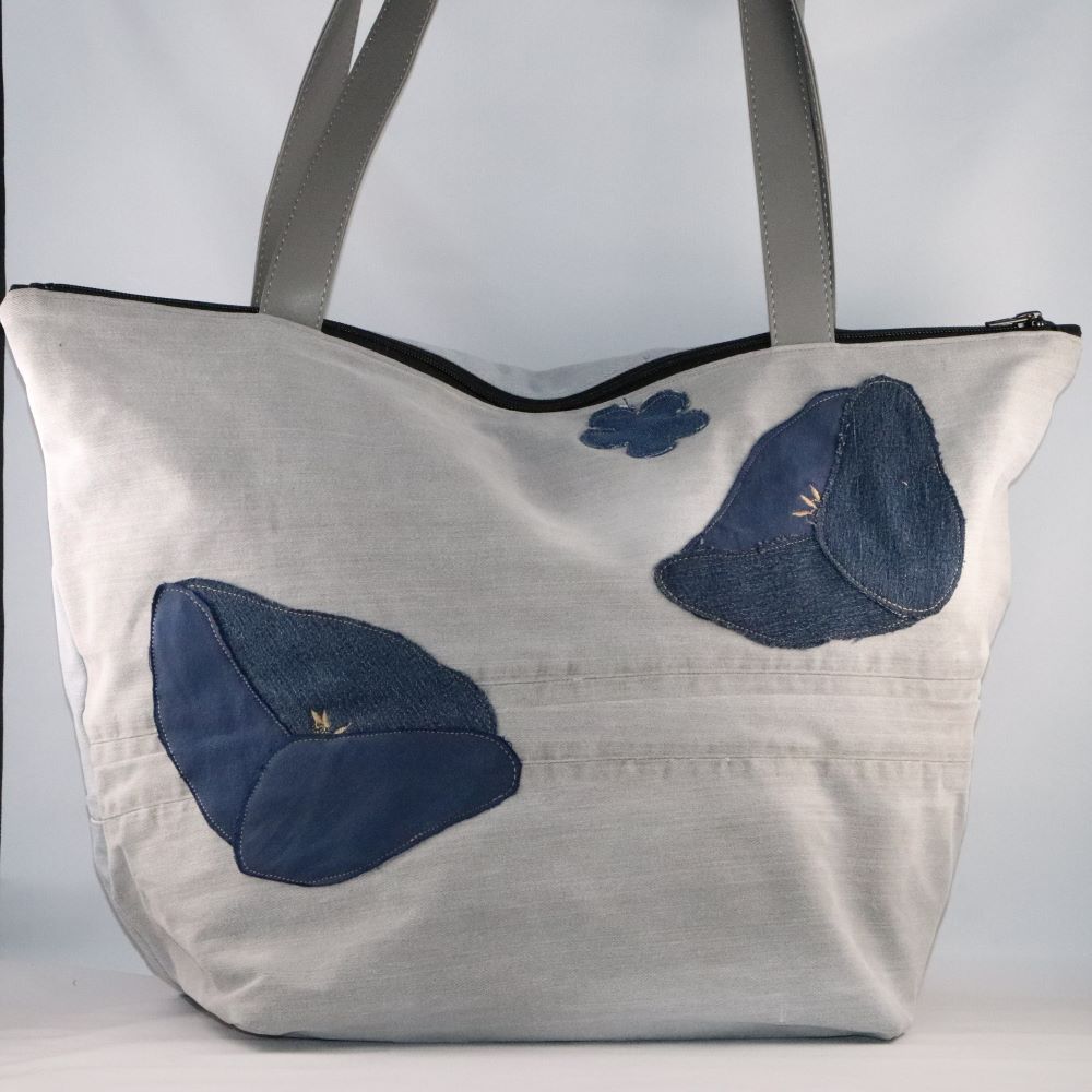 cabas en jean upcyclé avec feuilles appliquées vue arrière