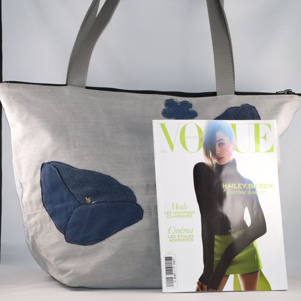 cabas en jean upcyclé avec feuilles appliquées vue arrière avec un magazine