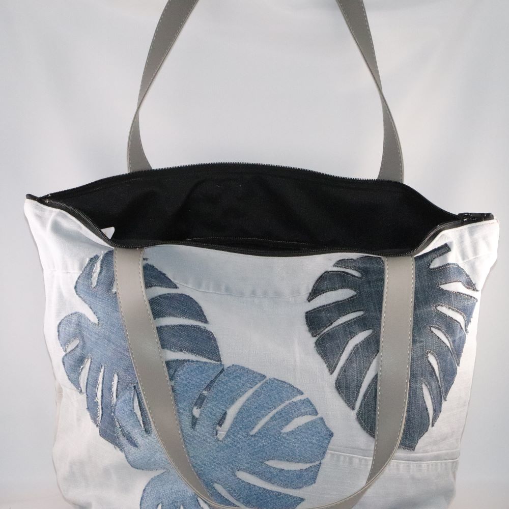 cabas en jean upcyclé avec feuilles appliquées vue intérieure avec petite poche