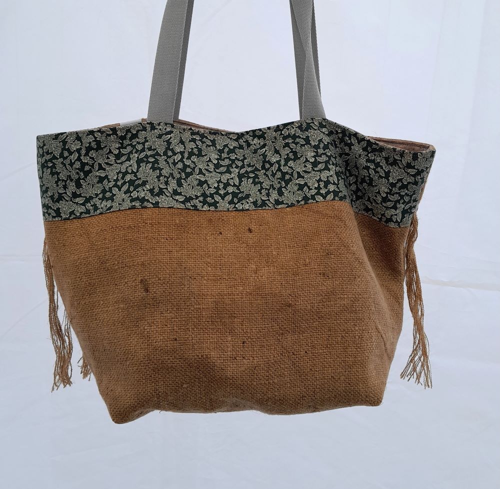 cabas en toile de jute à franges de dos