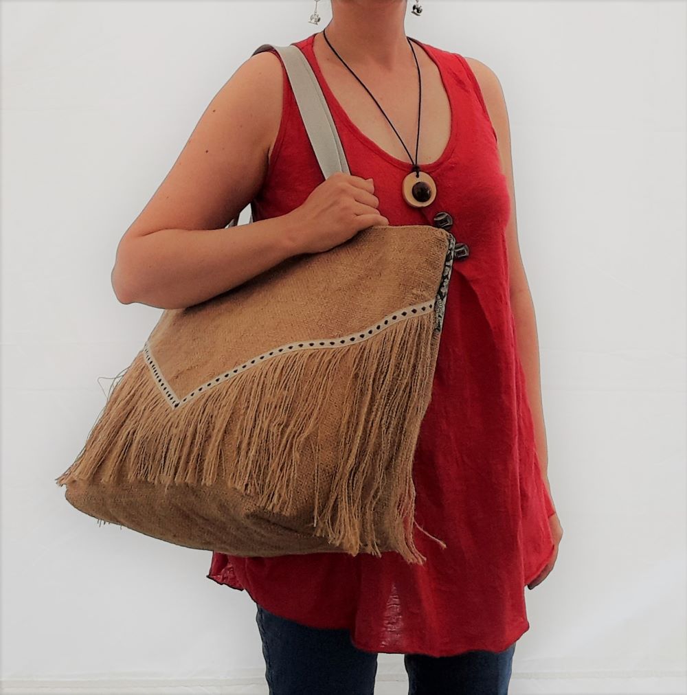 cabas en toile de jute à franges porté