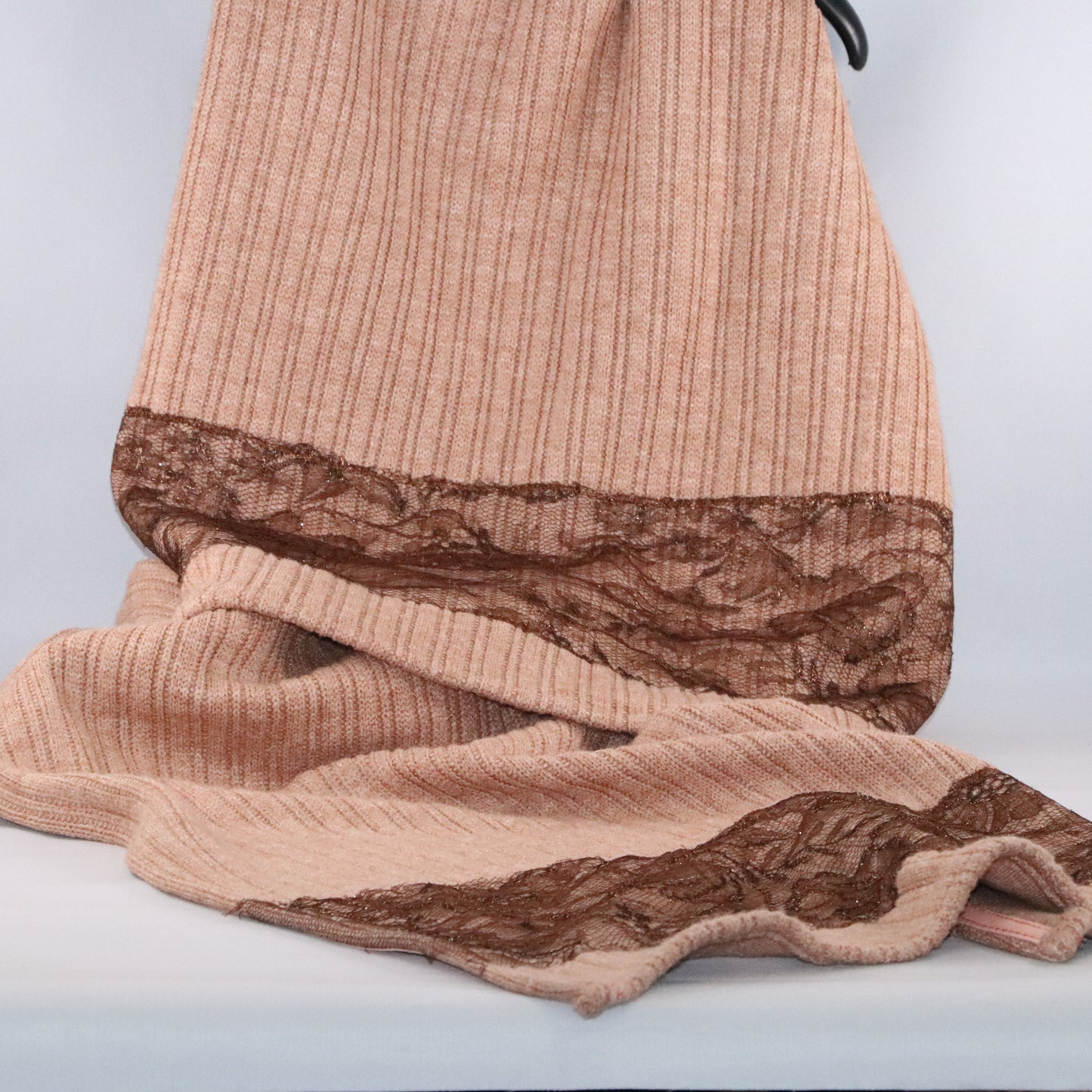 écharpe dentelle et viscose beige foncé dépliée