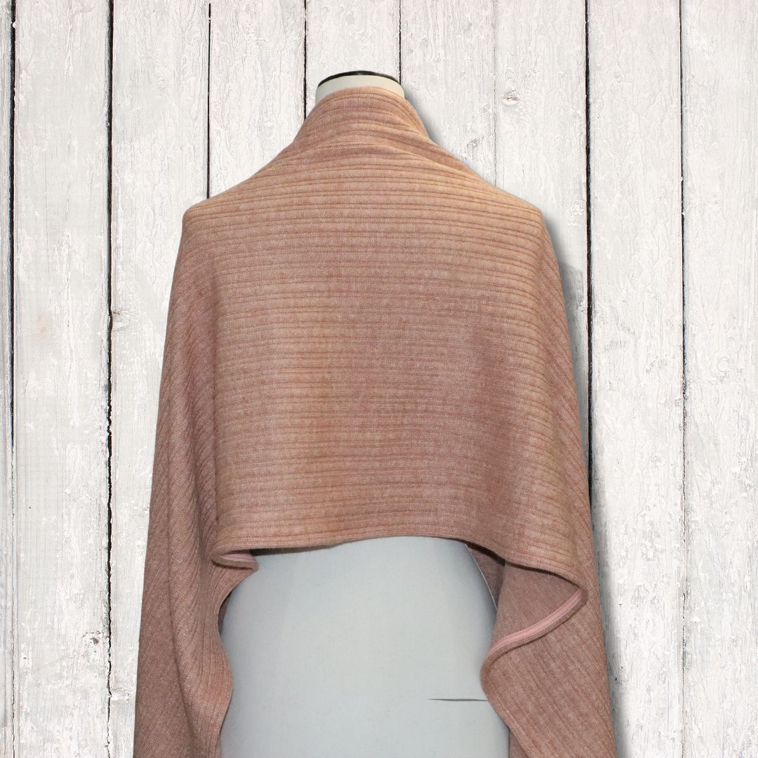 écharpe dentelle et viscose beige foncé portée façon étole de dos