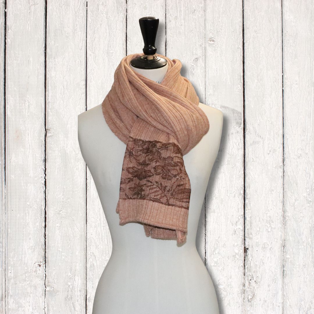 écharpe dentelle et viscose beige foncé portée serrée