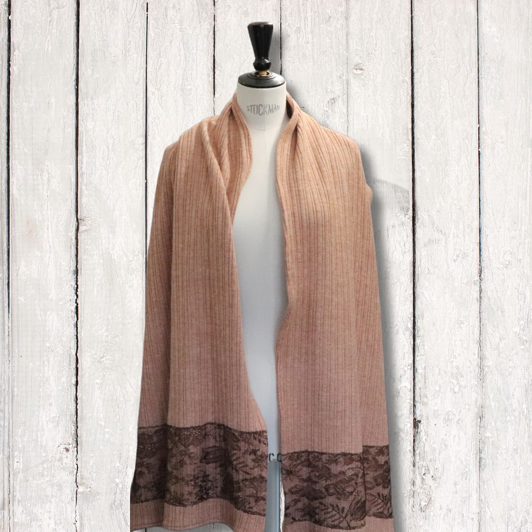 écharpe dentelle et viscose beige foncé portée façon étole