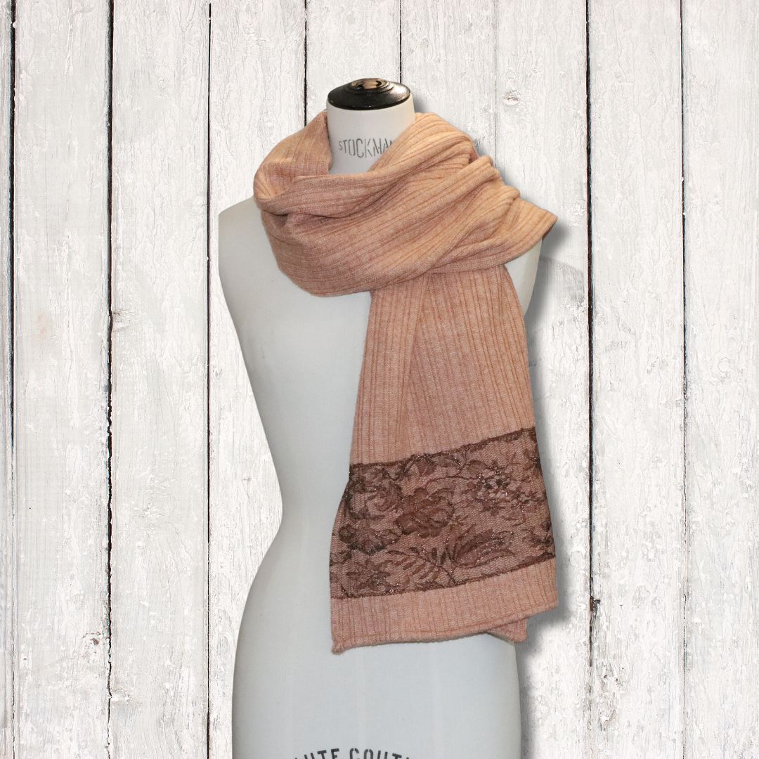 écharpe dentelle et viscose beige foncé portée autour du cou