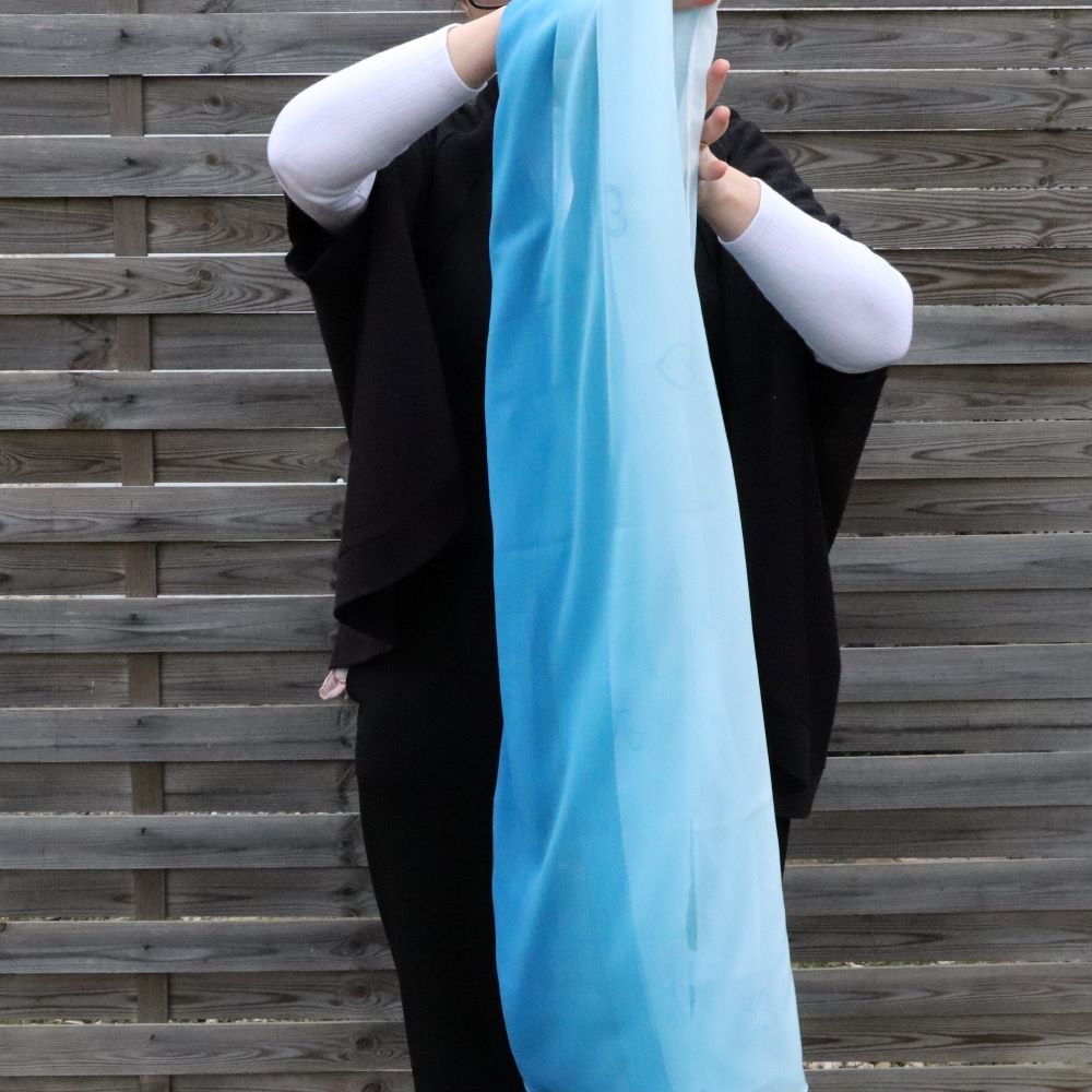 Foulard dégradé bleu avec cœurs
