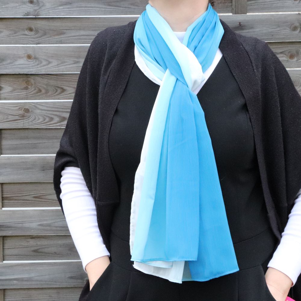 Foulard dégradé bleu avec cœurs