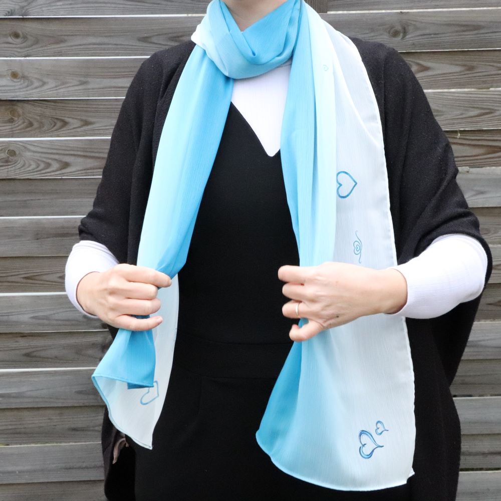 Foulard dégradé bleu avec cœurs