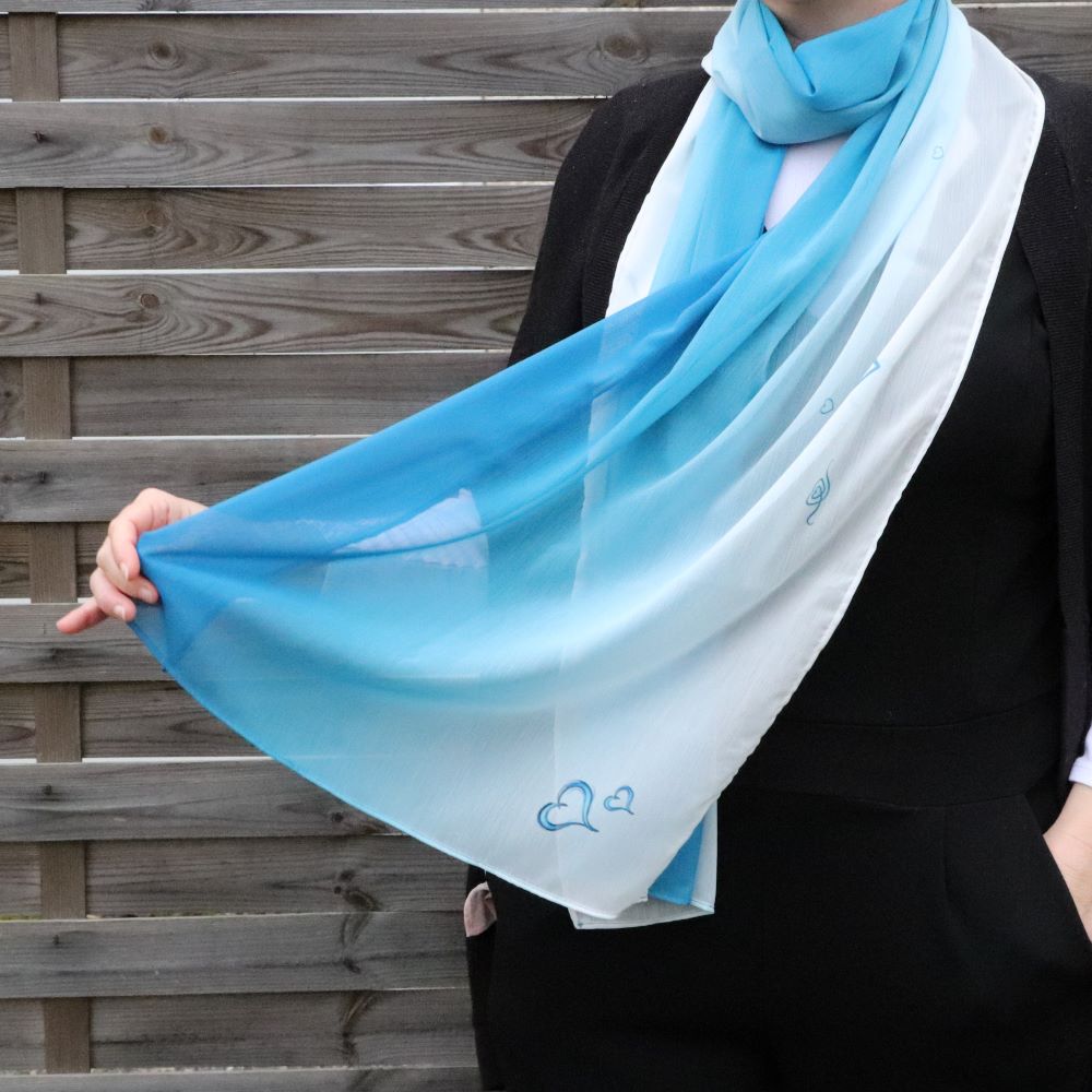 Foulard dégradé bleu avec cœurs