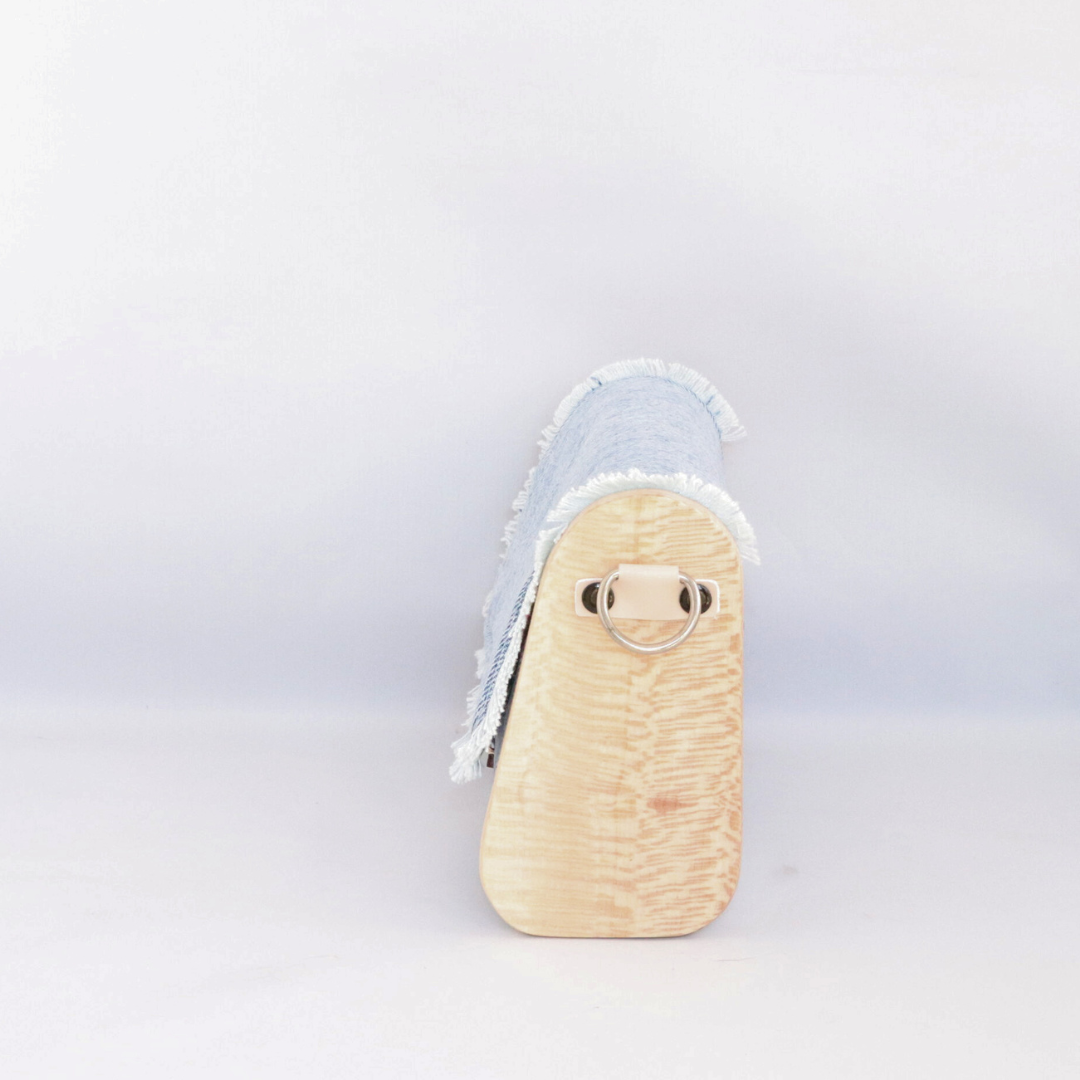 Détail d'un côté en bois artisanal du mini sac