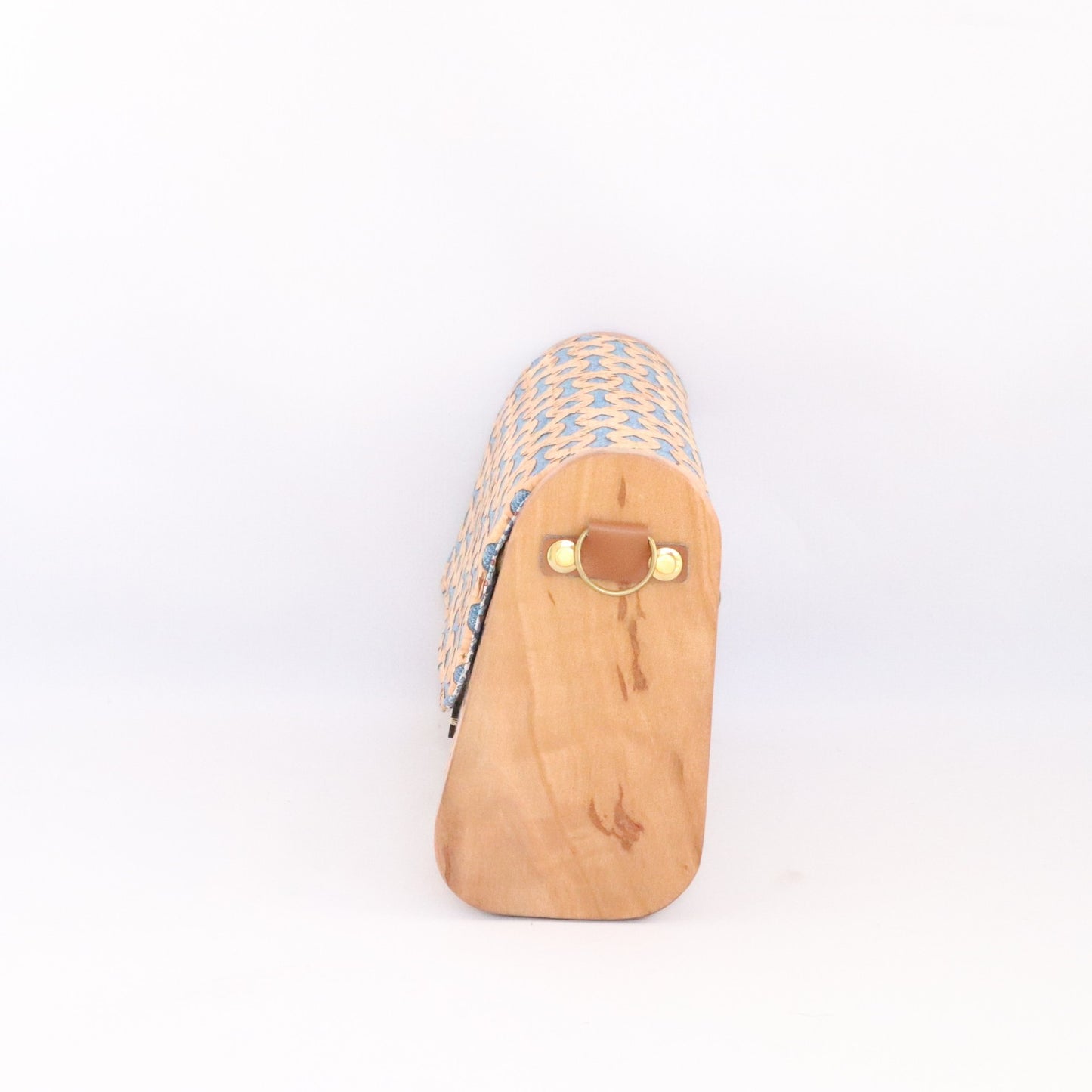 Mini sac artisanal en liège et bois sculpté – détail du côté en poirier