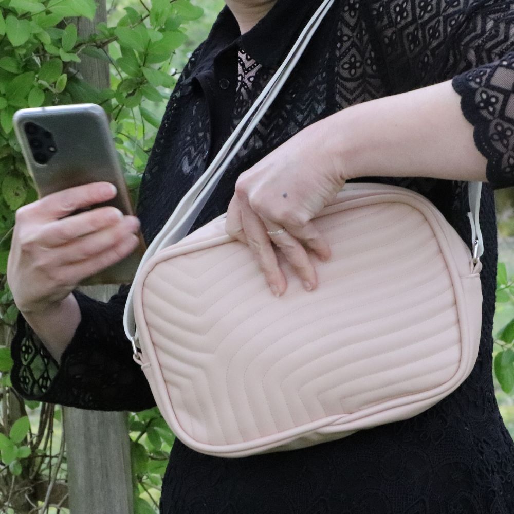 petit sac matelassé alter-cuir de raisin végan beige rosé porté avec téléphone