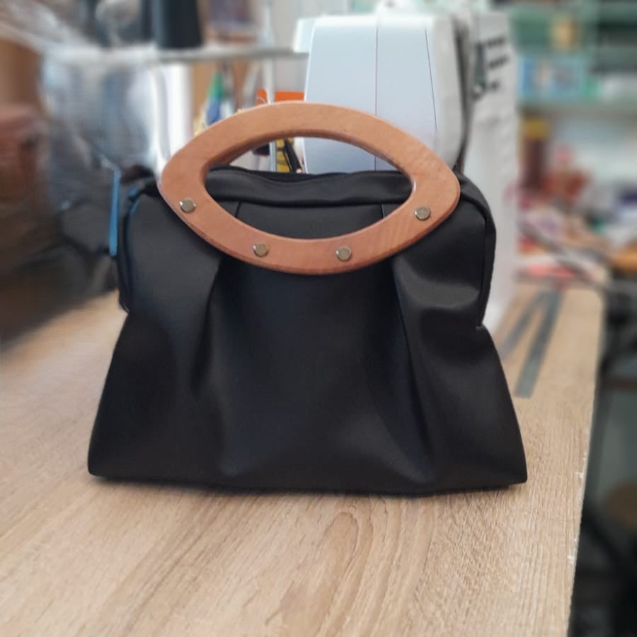 Petit sac plissé en alter-cuir de raisin noir et poignées en bois 108