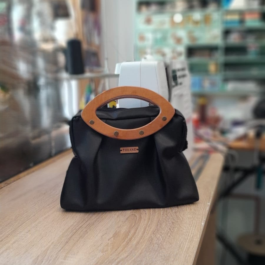 Petit sac plissé en alter-cuir de raisin noir et poignées en bois 108