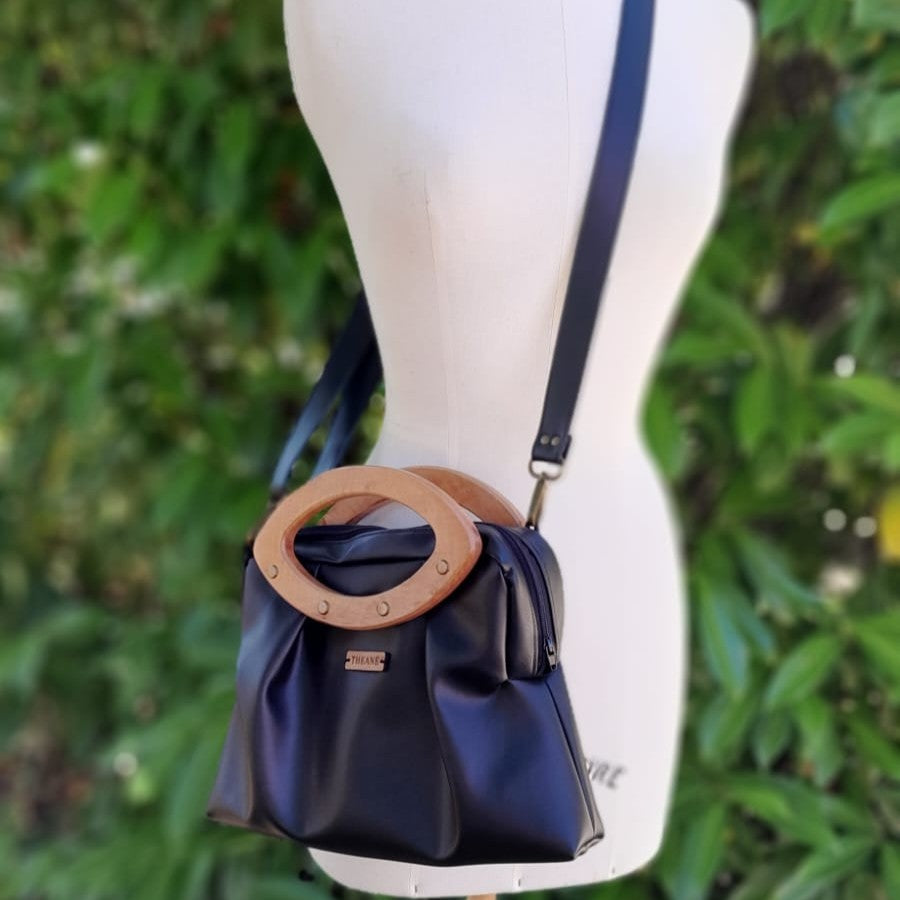 Petit sac plissé en alter-cuir de raisin noir et poignées en bois 108