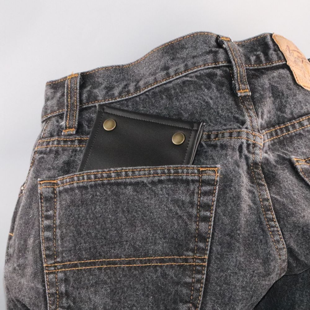 porte-cartes alter-cuir de raisin végan noir dans poche de pantalon