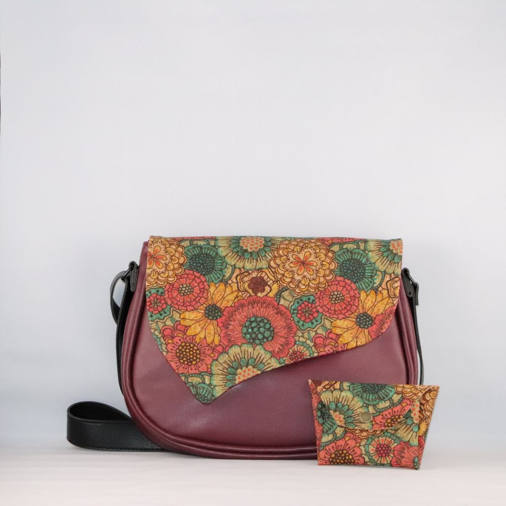 rabat liège imprimé fleurs chrysanthèmes sur base sac bordeaux en cuir végan avec porte-monnaie assorti