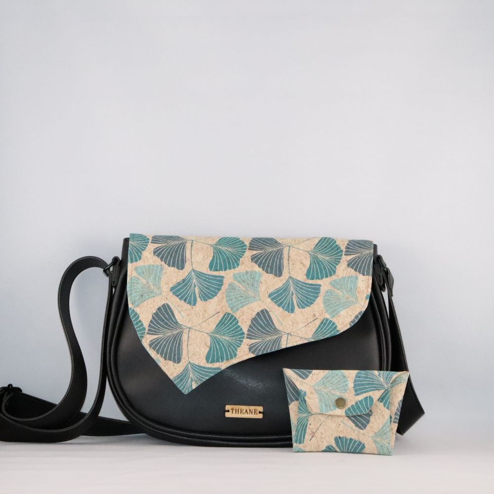 rabat liège imprimé feuilles de ginkgo sur base de sac en cuir végan noir avec porte-monnaie assorti