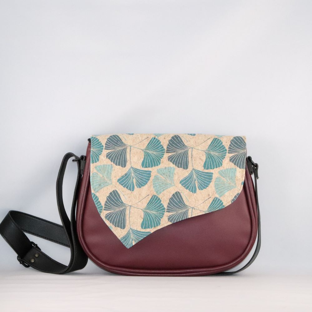 rabat liège imprimé feuilles de ginkgo sur base de sac en cuir végan bordeaux
