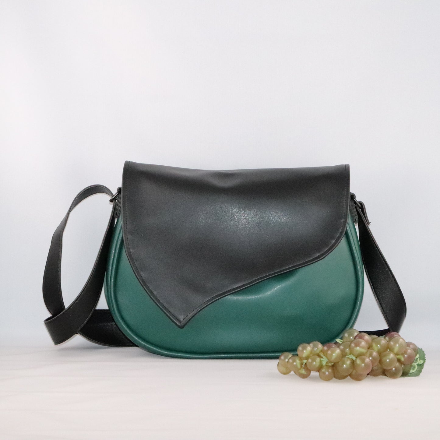 rabat noir base vert foncé alter-cuir de raisin avec grappe de raisin