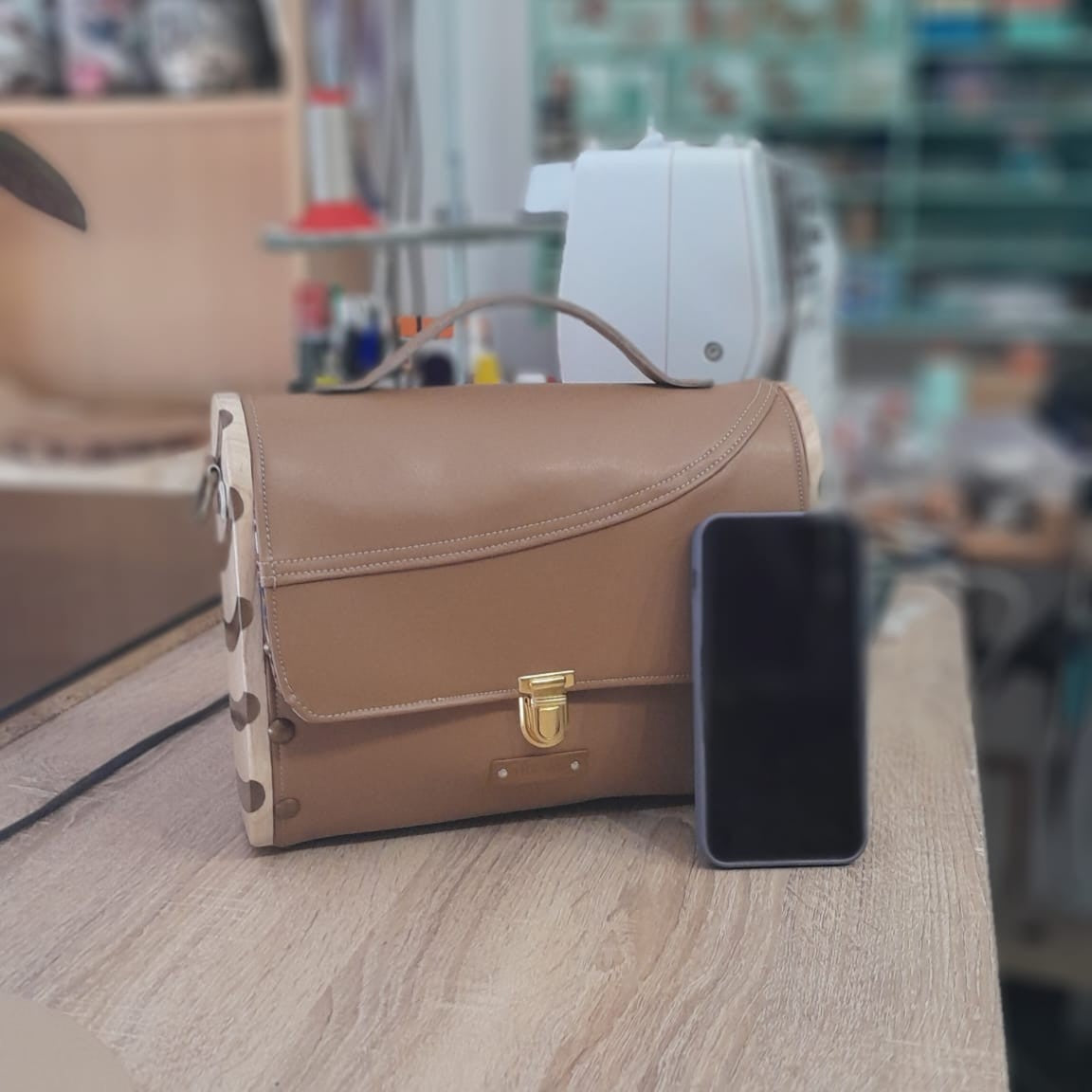 Petit sac cartable bois et alter-cuir de raisin caramel 148