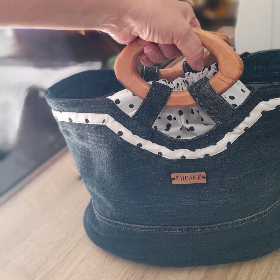 Sac-panier en jean et poignées en bois 133