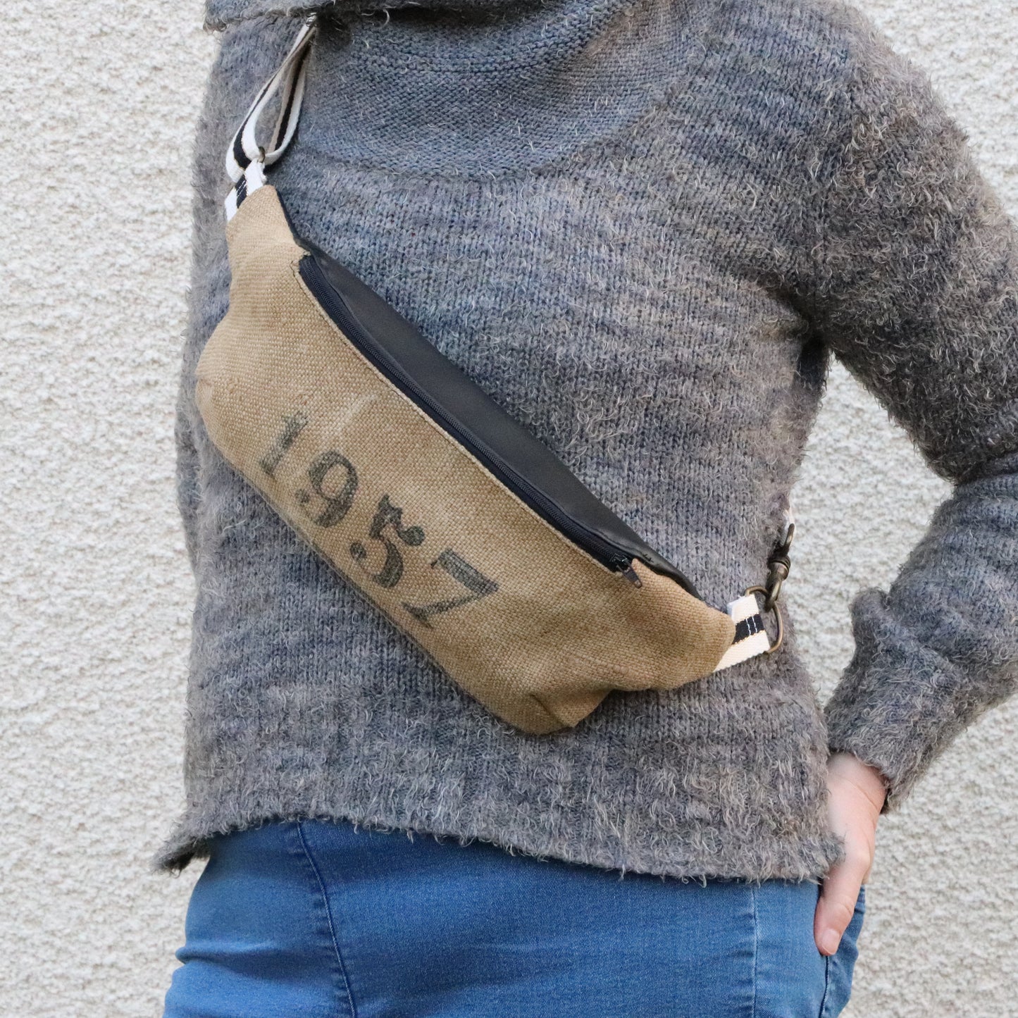 sacoche banane cuir raisin et toile de jute imprimée portée