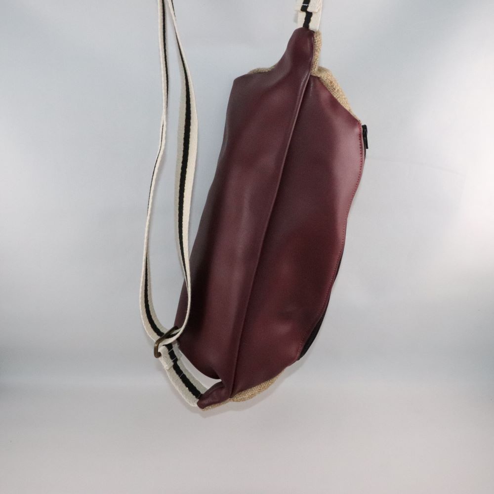 sacoche banane jute et cuir de raisin vue dessus trois quarts suspendue