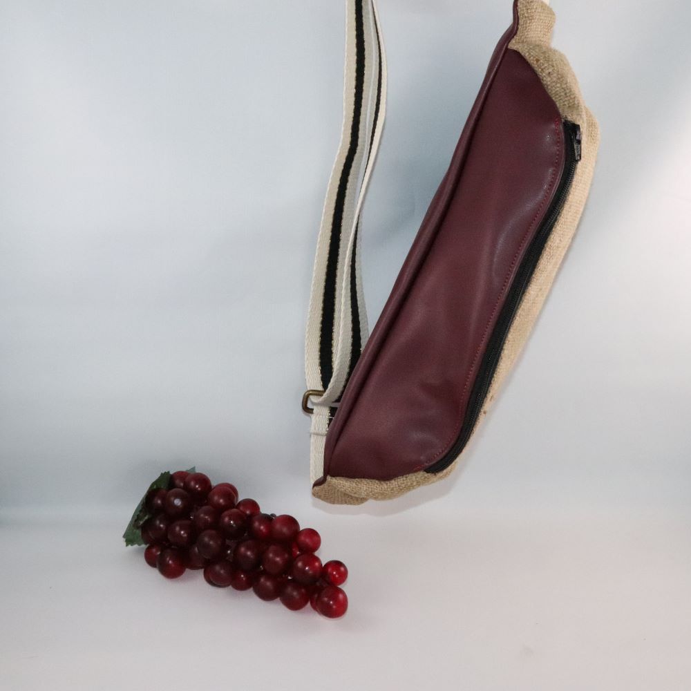 sacoche banane toile de jute et cuir de raisin bordeaux suspendue vue dessus avec grappe