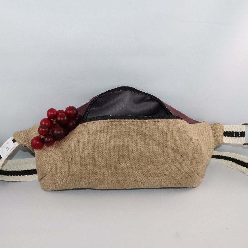 sacoche banane jute et cuir de raisin bordeaux ouverte avec raisin